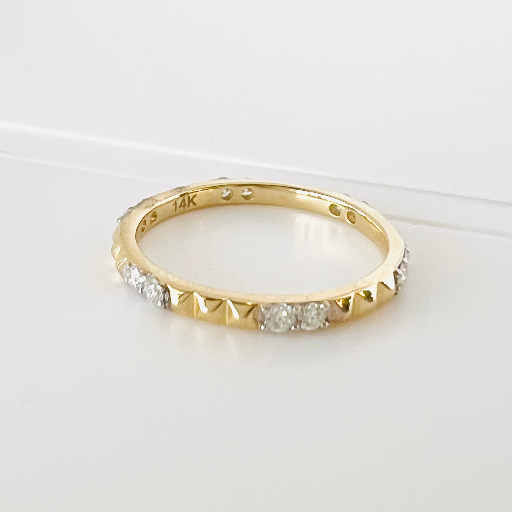 14k gold alternating diamond and pyramid eternity band ring